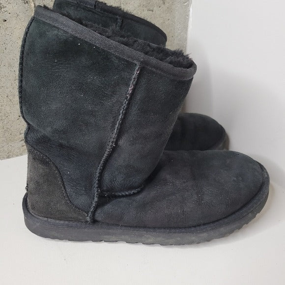 CLOSET CLEAR OUT SPECIAL! Ugg Classic Short II Black Boots SZ 8